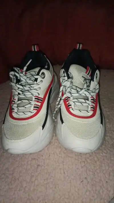 Zapatillas deportivas blancas con detalles rojos - miniatura 1