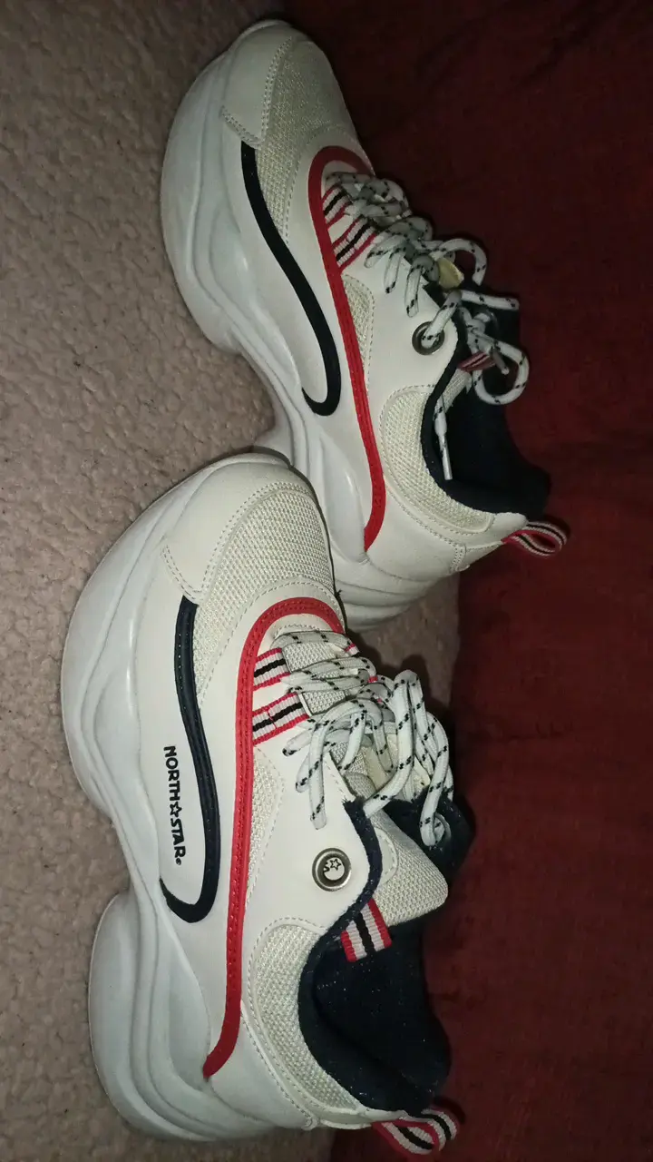 Zapatillas deportivas blancas con detalles rojos - 2