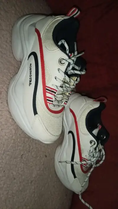 Zapatillas deportivas blancas con detalles rojos - miniatura 3