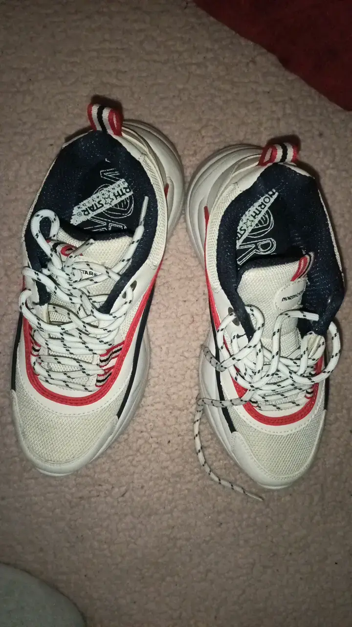 Zapatillas deportivas blancas con detalles rojos - 4