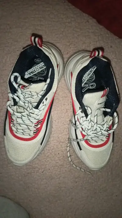 Zapatillas deportivas blancas con detalles rojos - miniatura 4