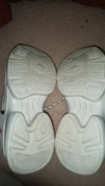 Zapatillas deportivas blancas con detalles rojos - miniatura 5