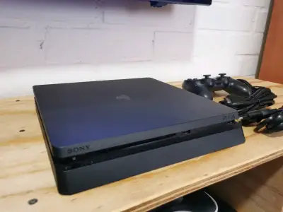 Consola PlayStation 4 slim con control y cables - miniatura 4