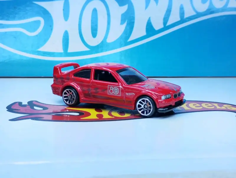 Auto de juguete Hot Wheels rojo edición especial