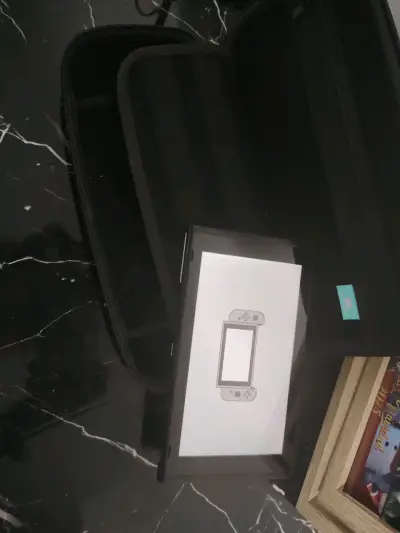 Consola portátil con funda protectora - miniatura 1