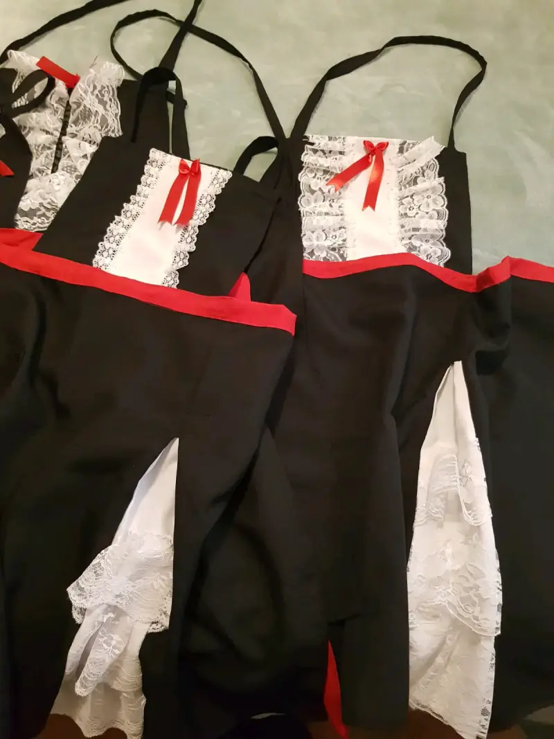Delantal de encaje negro con detalles rojos - 1