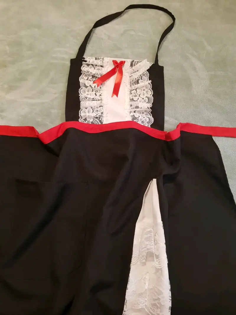 Delantal de encaje negro con detalles rojos - 2