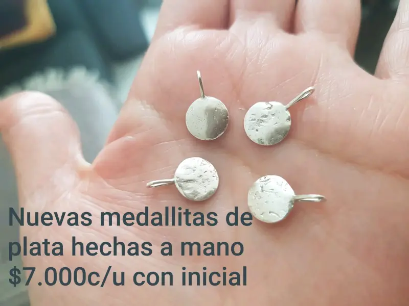 Medallitas de plata con iniciales hechas a mano - 3
