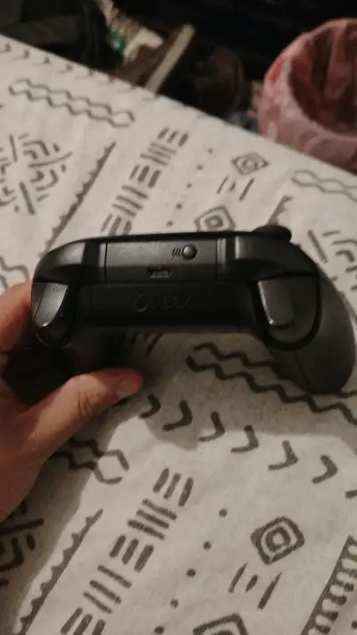 Control inalámbrico negro para Xbox series x/s - miniatura 3