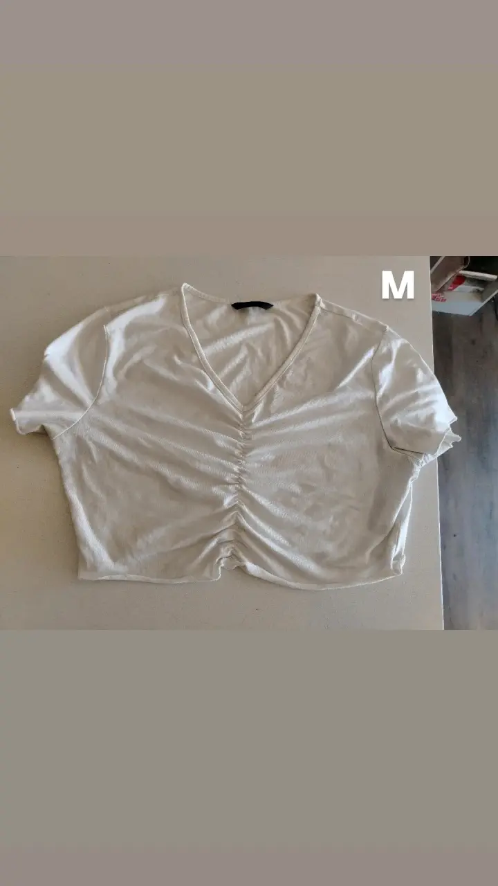 Polera blanca con fruncido en el frente