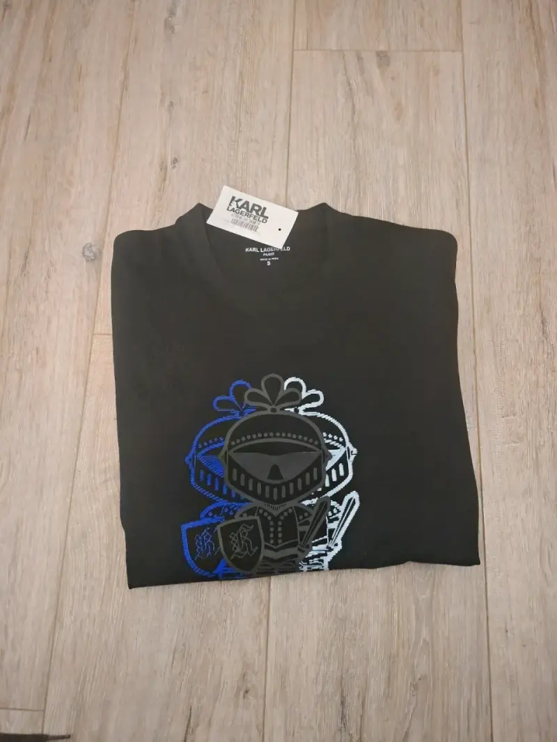 Polera negra Karl Lagerfeld con diseño de caballero