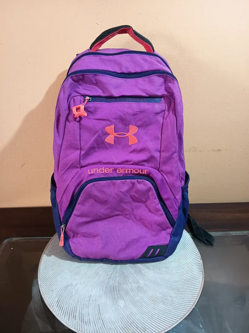 Mochila Under Armour morada con detalles naranjas - 1