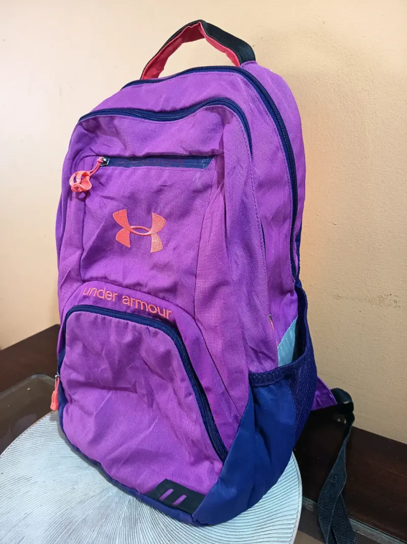 Mochila Under Armour morada con detalles naranjas - 2