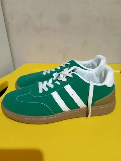Zapatillas deportivas verdes con rayas blancas - miniatura 1