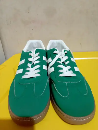 Zapatillas deportivas verdes con rayas blancas - miniatura 2