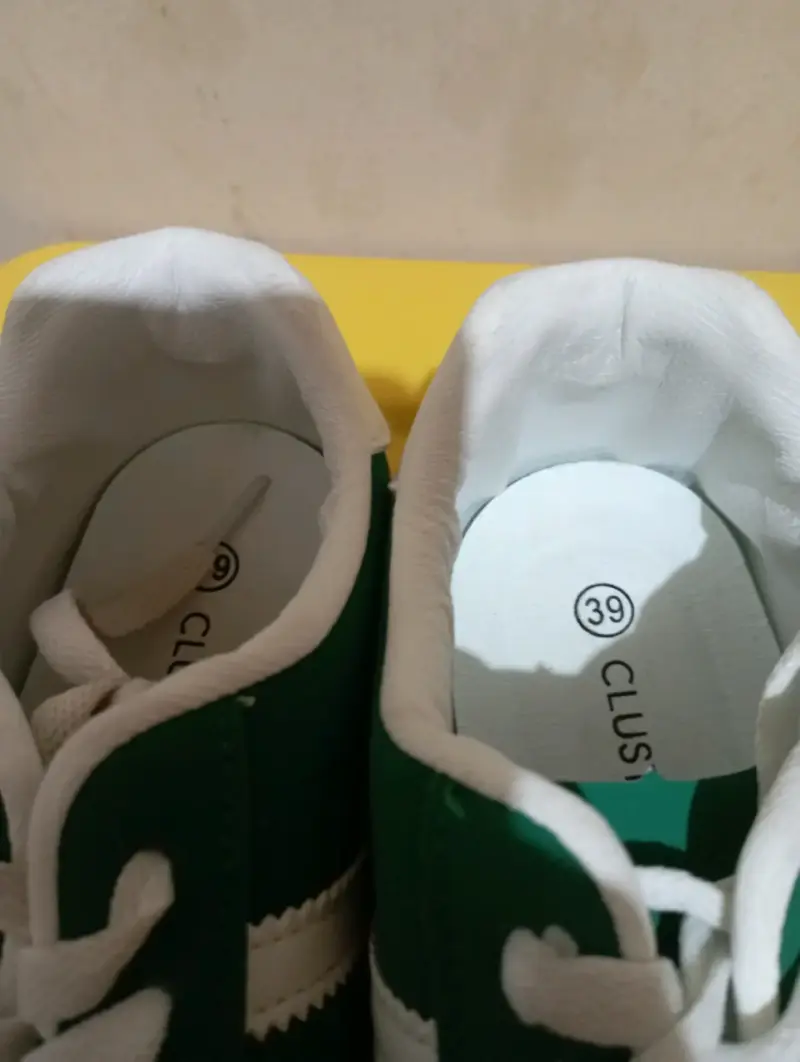 Zapatillas deportivas verdes con rayas blancas - 3