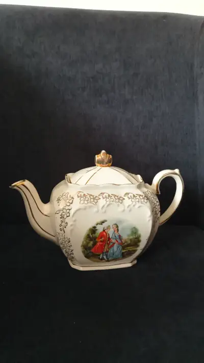 Tetera de porcelana inglesa con diseño clásico - miniatura 1