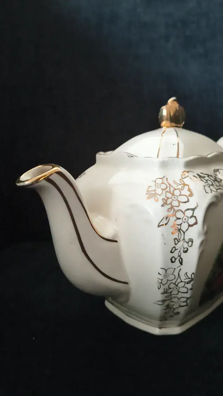 Tetera de porcelana inglesa con diseño clásico - 5