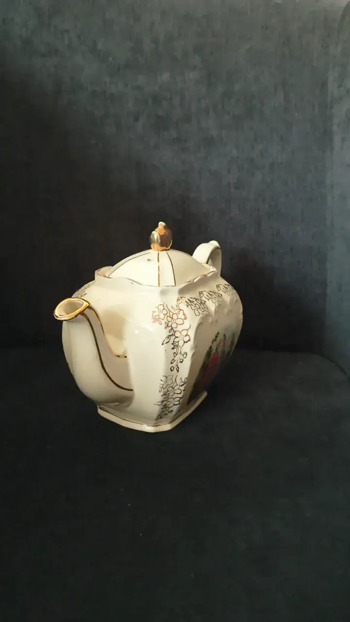 Tetera de porcelana inglesa con diseño clásico - 6