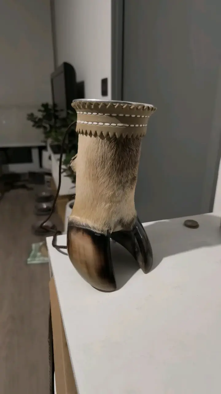 Mate de pata de vaca artesanal con detalles únicos - 1