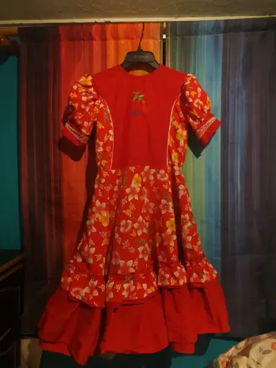 Vestido folclórico chileno rojo con flores - miniatura 1