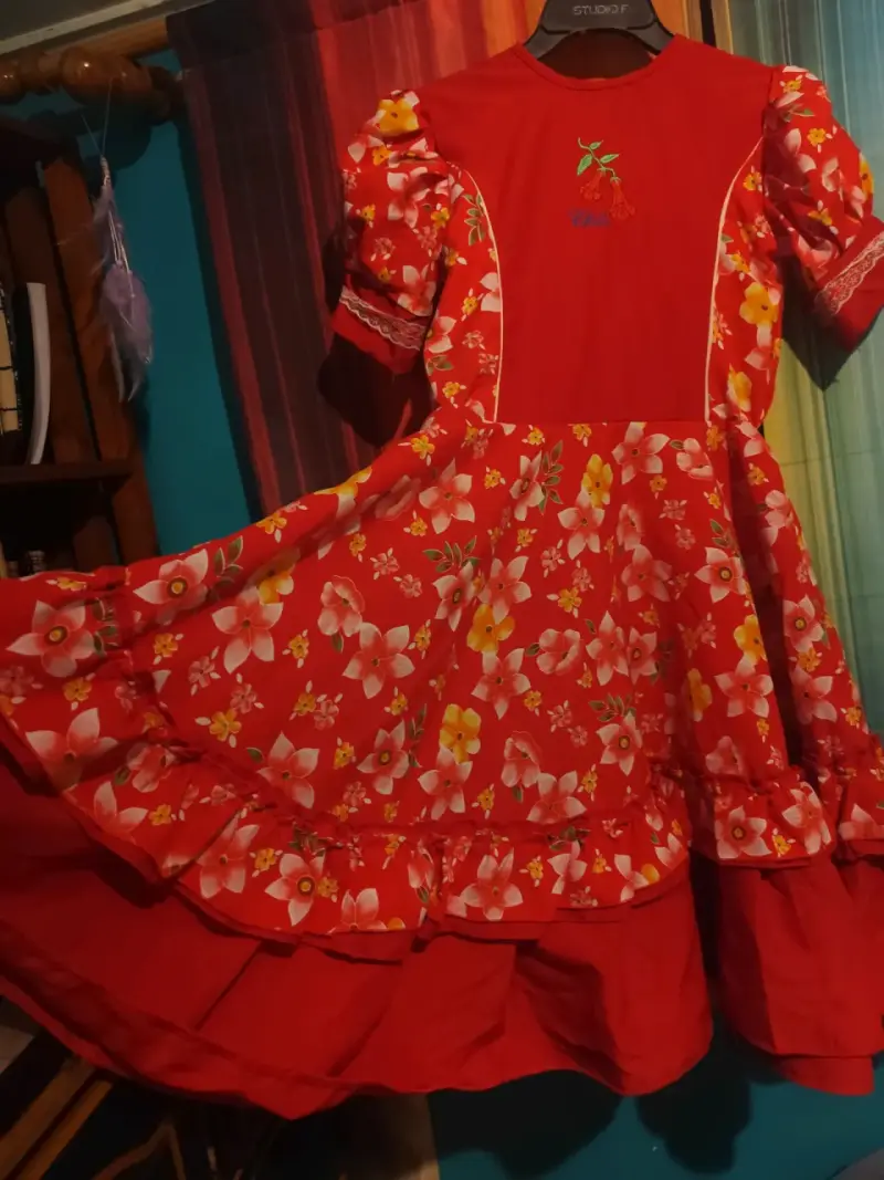Vestido folclórico chileno rojo con flores - 3