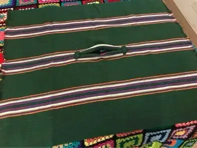 Poncho Alpaca tejido verde con rayas - 1