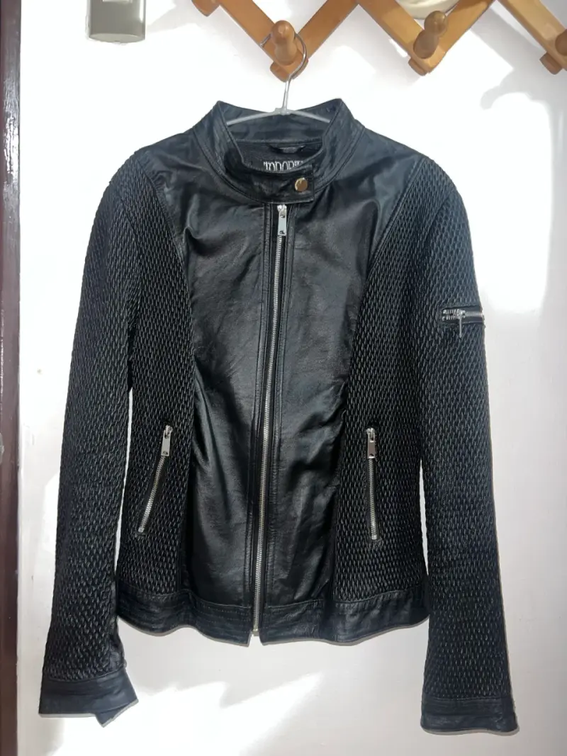 Chaqueta de cuero negra con diseño texturizado - 1