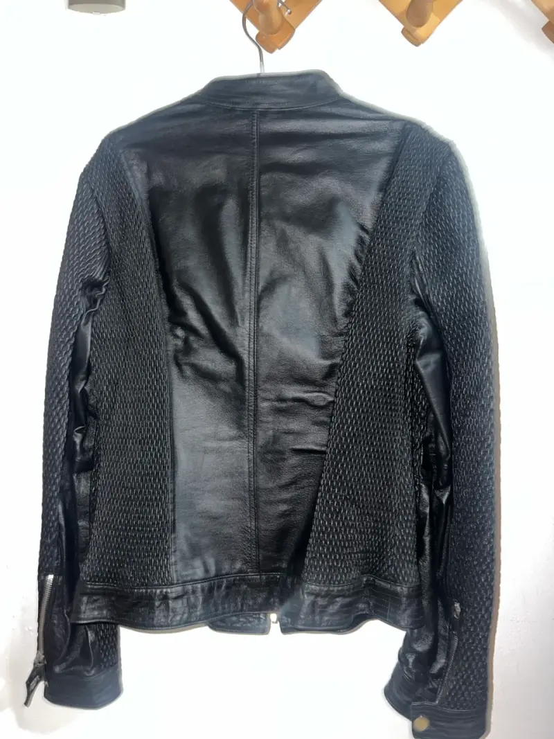 Chaqueta de cuero negra con diseño texturizado - 2