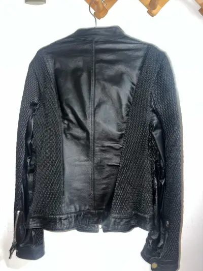 Chaqueta de cuero negra con diseño texturizado - miniatura 2