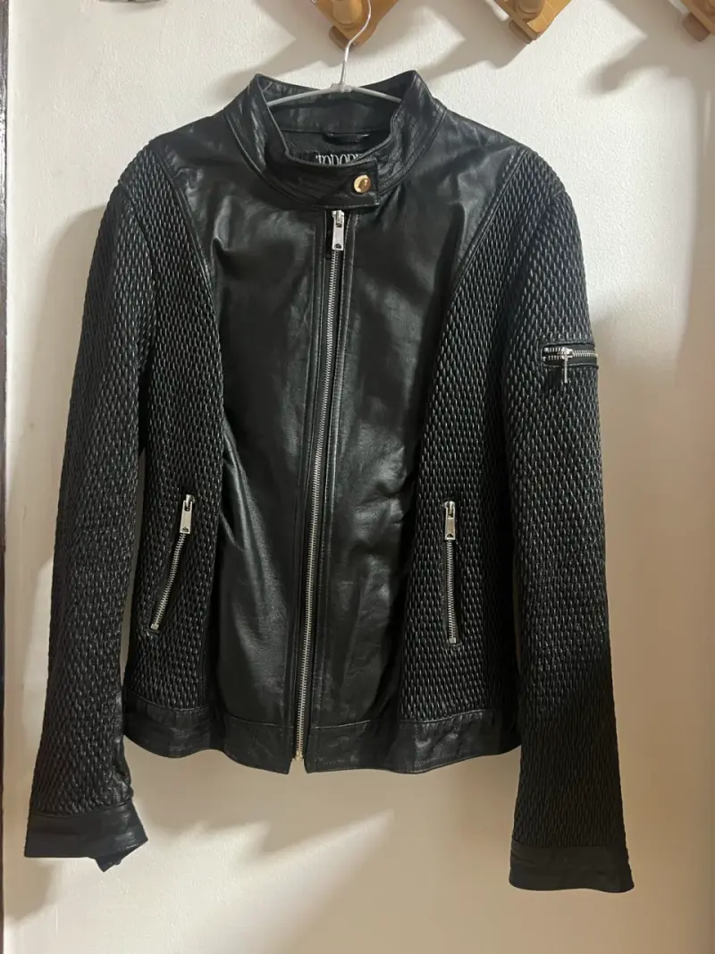 Chaqueta de cuero negra con diseño texturizado - 3