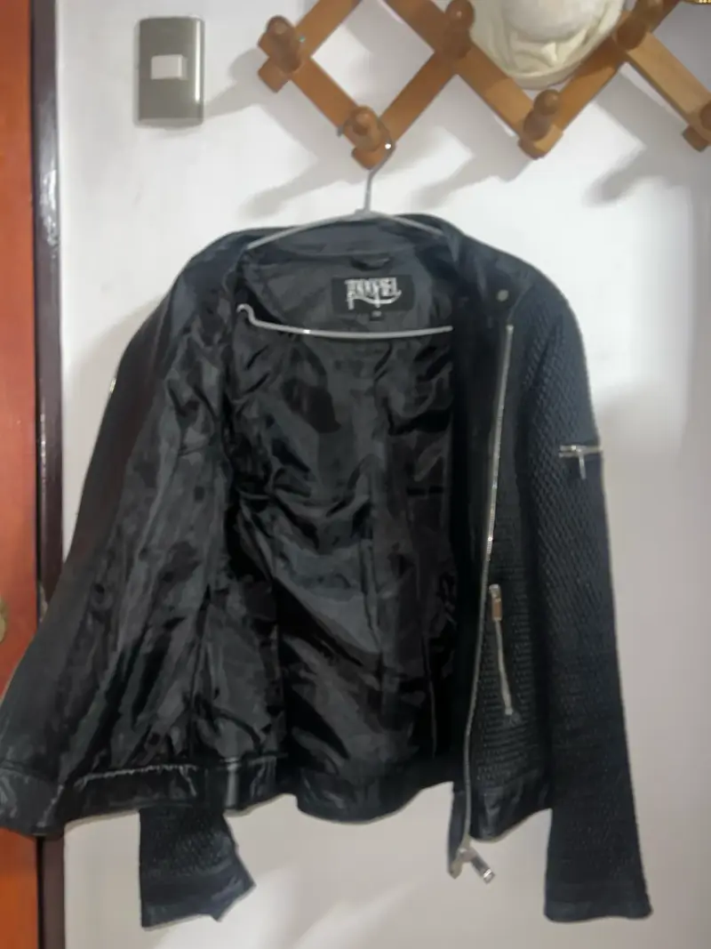 Chaqueta de cuero negra con diseño texturizado - 4