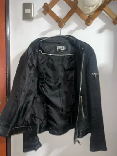 Chaqueta de cuero negra con diseño texturizado - miniatura 4