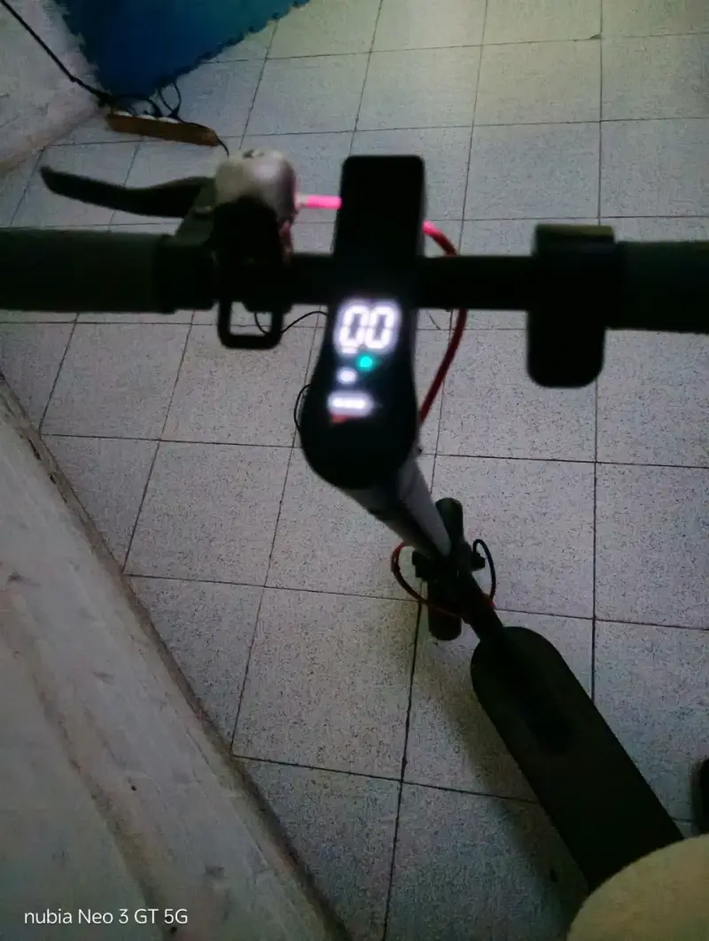 Scooter eléctrico con luces LED y pantalla digital - 1