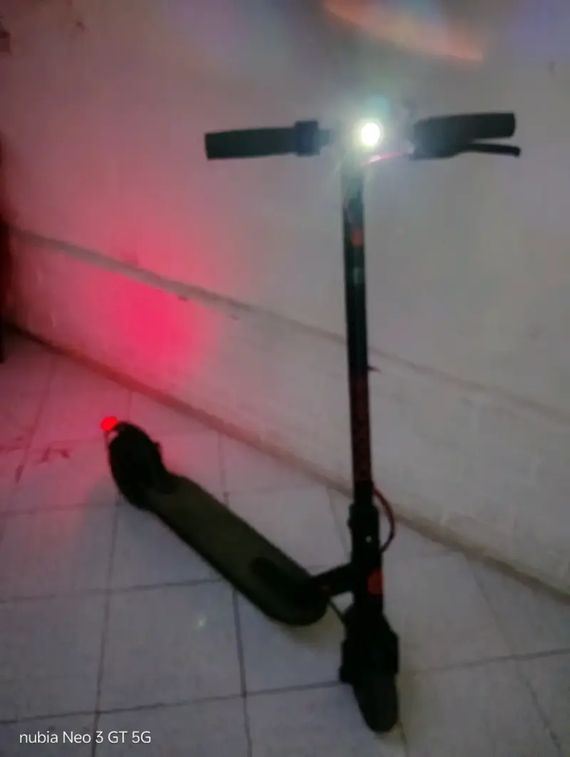 Scooter eléctrico con luces LED y pantalla digital - 2