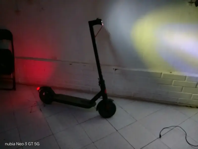 Scooter eléctrico con luces LED y pantalla digital - 3