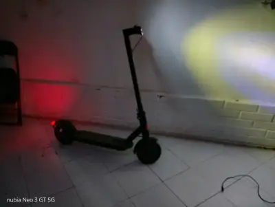 Scooter eléctrico con luces LED y pantalla digital - miniatura 3