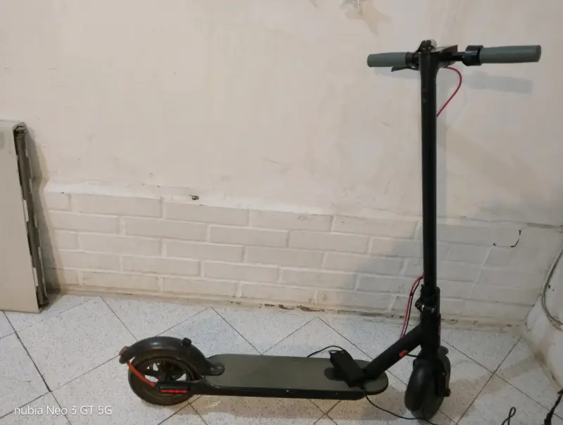 Scooter eléctrico con luces LED y pantalla digital - 5