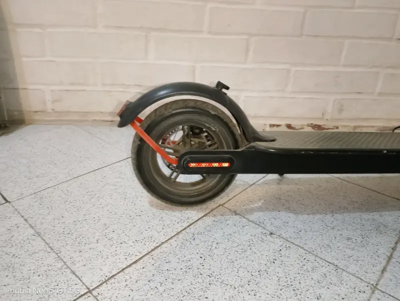Scooter eléctrico con luces LED y pantalla digital - 6