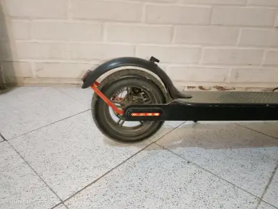 Scooter eléctrico con luces LED y pantalla digital - miniatura 6