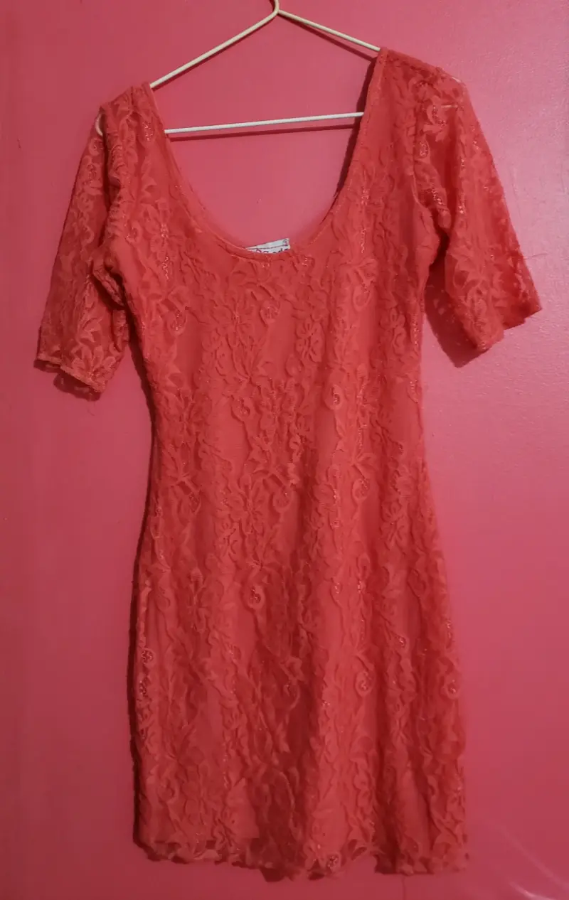 Vestido de encaje rosado elegante