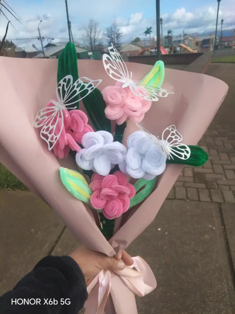 Ramo de flores artificiales con mariposas decorativas