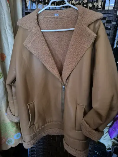 Chaqueta de cuero sintético con forro de borrego - miniatura 1
