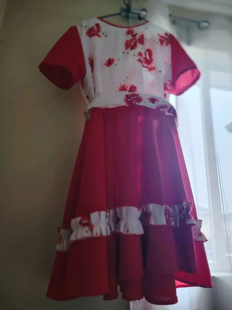 Vestido rojo con estampado floral y volantes - 1