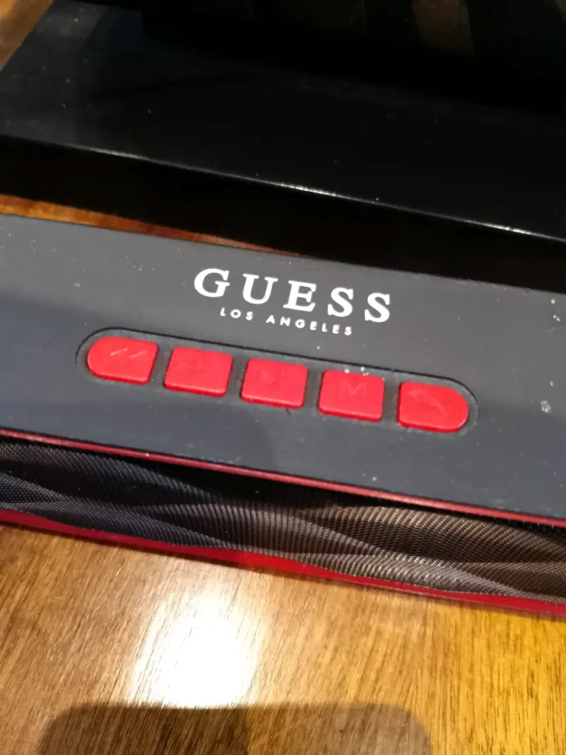 Parlante Bluetooth Guess Los Angeles portátil - 2