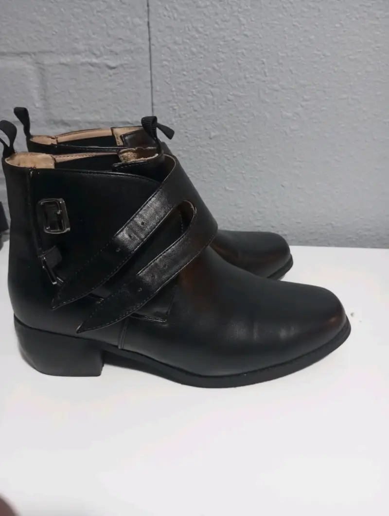 Botines de cuero negro con hebillas "de huaso" - 1