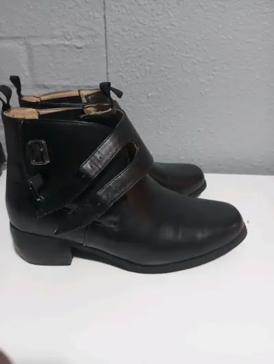 Botines de cuero negro con hebillas "de huaso" - miniatura 1
