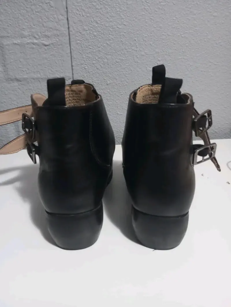 Botines de cuero negro con hebillas "de huaso" - 2