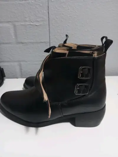 Botines de cuero negro con hebillas "de huaso" - miniatura 3