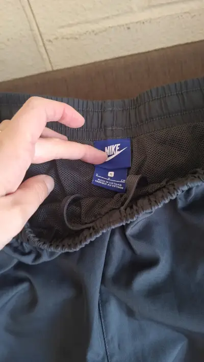 Shorts deportivos Nike grises para hombre - miniatura 1